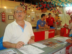 Juan Calero, hermano mayor de La Lanzada, en la caseta de Colombinas. 