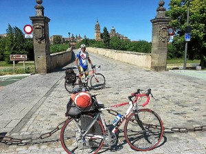 La ruta elegida tomaba el camino sanabrés en Salamanca, donde se encuentra en la fotografía Juan Rafael. 