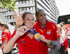 La jugadora Cindy Lima con la medalla de oro del Eurobasket