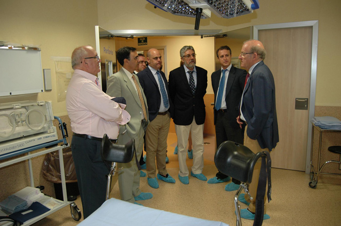 El alcalde de Huelva visitó la Clínica Los Naranjos.