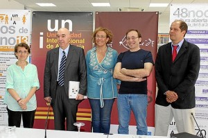 Representantes del curso de Logística junto a Yolanda Pelayo.