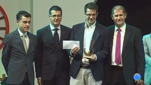 Diéguez recogiendo su premio.