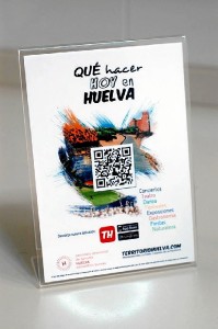 Los displays con el código QR creado por 'Territorio Huelva'.