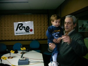 Enrique, con su nieto en la emisora de RNE en Huelva. 