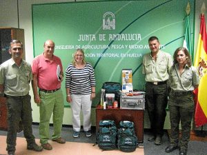 La delegada territorial de Agricultura, Pesca y Medio Ambiente, Carmen Lloret, entrega nuevos equipamientos a la Brigada de Investigación de Incendios Forestales (BIIF).