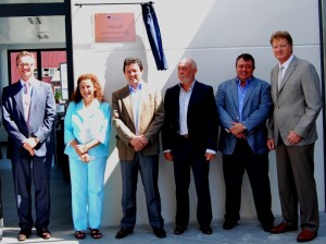 Representantes de la empresa minera, del ayuntamiento local y de la Junta de Andalucía durante la inauguración del edificio.