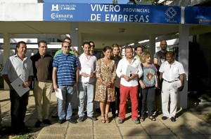 Foto de familia de los participantes en los viveros de la Diputación. 