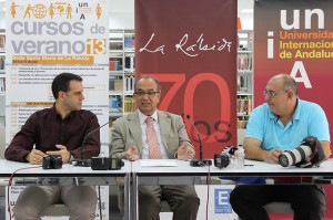 El rector con el director del curso de Fotografía y José Benito.