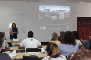 La directora del Patronato de la Alhambra y el Generalife, María del Mar Villafranca Jiménez, en clase. 