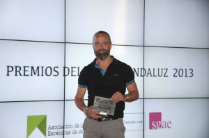 Guillermo Weickert, con el Premio Andaluz de Teatro.