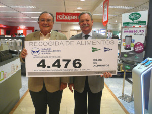 Díaz Cabrera recoge la recaudación de la recogida de alimentos.