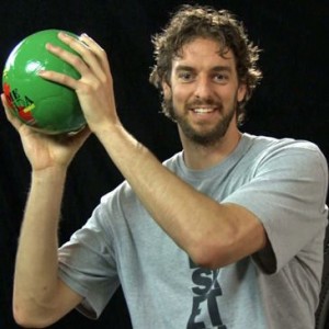 Deportistas como Pau Gasol han colaborado con el artista en Dame Vida. / Foto: qué.es.