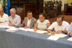 La alcaldesa isleña junto al presidente de la Diputación en la firma del convenio.