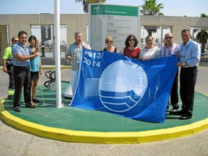 Izada de la bandera azul en el puerto de Isla Cristina.