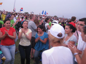 En Israel, los jóvenes cantan y bailan en comunidad.