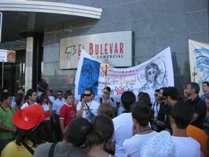 Los jóvenes predican en un centro comercial la palabra de Dios.