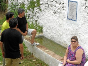 Uno de los azulejos poéticos que podemos encontrar en Linares de la Sierra.