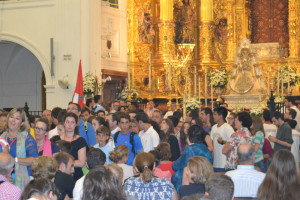 Los jóvenes pasan delante de la Virgen al comienzo del Rosario.