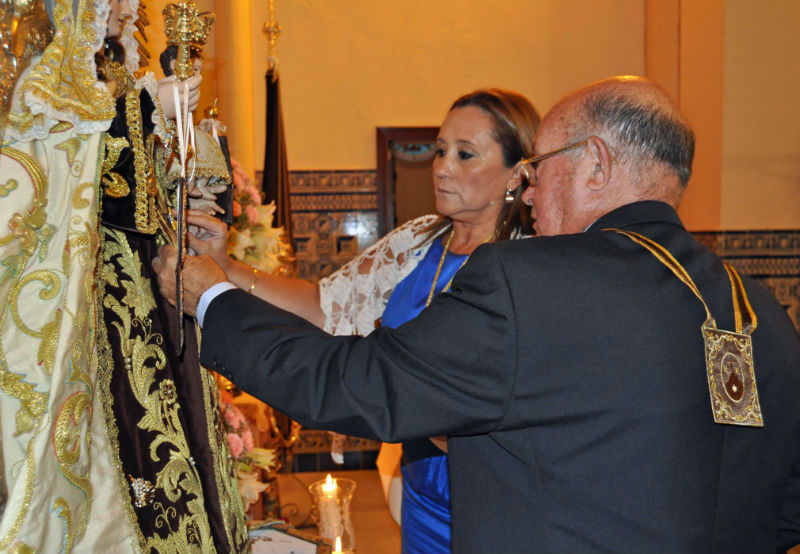 Momento de la imposición de la Medalla a la Virgen del Carmen.