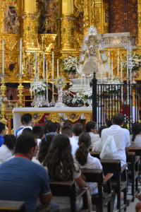 Los jóvenes adorando a la Virgen del Rocío.