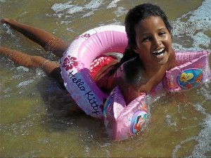 Una de las niñas saharauisa que pasan su verano en Huelva, bañándose en la playa. 