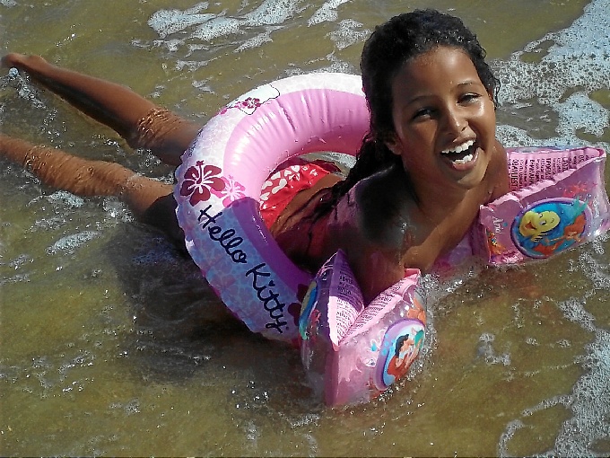 Una de las niñas saharauisa que pasan su verano en Huelva, bañándose en la playa.