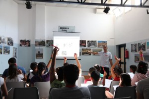 Los profesionales se encargan de atender a los niños.