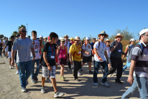 Los jóvenes por el Camino de los Llanos.