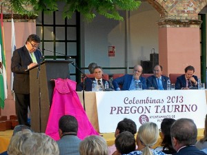 El pregonero alabó el cartel de las Fiestas Colombinas.