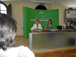 La coordinadora del Instituto Andaluz de la Mujer (IAM), Rosario Ballester, presenta junto a la vicepresidenta del Consejo Andaluz de Participación de las Mujeres, Rocío Pérez, las conclusiones del informe. 