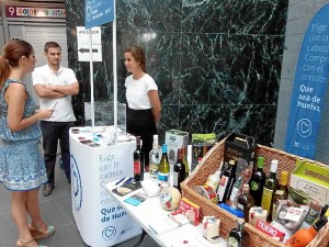 El stand de 'Que sea de Huelva' instalado en 'El Galeón'.