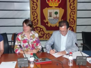 Elena Cortés y Gonzalo Rodríguez firman el convenio.