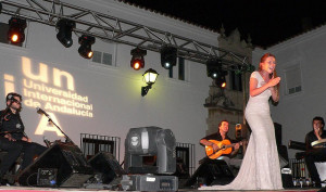 La cantaora onubense inauguró el ciclo cultural de la Unia con un concierto.