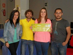 María del Carmen Caro recibiendo su cheque regalo.