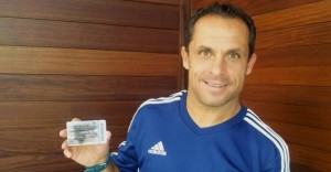 Sergi Barjuan con el carnet del Recre