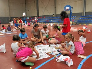 Taller de reciclaje en el campamento.