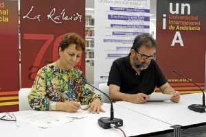 Elsa González y Antonio Manfredi firmando el acuerdo.