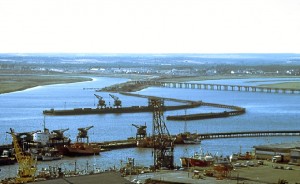 Vista del Puerto de Huelva con el Muelle de Tharsis, aún con sus dos embarcaderos, el Muelle Norte y en primer término el Muelle de Levante. Fotografía: J. R. Manzano.