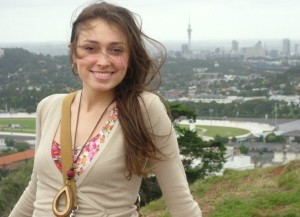 Elisa en uno de los volcanes de Auckland, Mt Eden, desde donde se puede ver la famosa Skytower al fondo