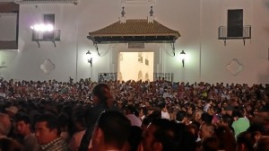 Una muestra de la multitud de personas en El Rocío Chico. 