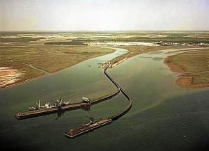 El Muelle de Tharsis con sus dos ramales de embarcadero hacia finales de la década de los sesenta del siglo pasado. FOAT. Fotografía Aérea y Terrestre.