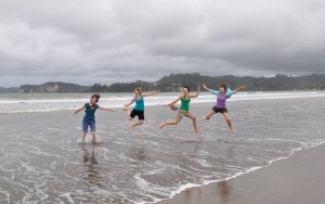 Con amigas en una de las playas de Coromandel, en la isla del norte.