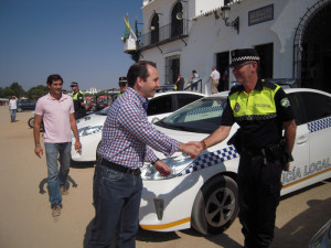 El alcalde almonteño, José Antonio Domínguez Iglesias, saludando a uno de los agentes.