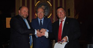 Pablo Comas, presidente del Recre; Pedro Rodríguez, alcalde de Huelva; y Richard Tims, presidente del Sheffield FC, tras la firma de entrada en el Club de la entidad onubense.