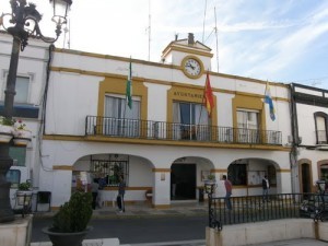 El antiguo Ayuntamiento de Palos está siendo sustituido por un nuevo edificio.