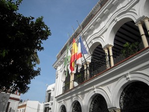 Banderas a media asta en el Ayuntamiento de Almonte. 