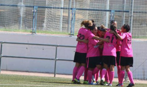 Las jugadoras del equipo onubense celebran uno de sus goles. / Foto: Badajoz Deporte.