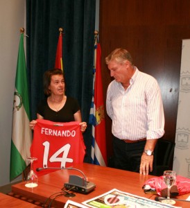 Con las nuevas camisetas el Cartaya rinde homenaje a Fernando González Abrio.