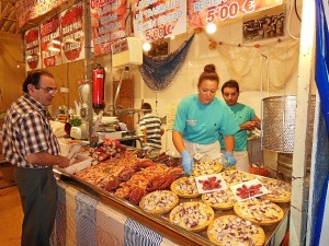 Algunos de los bocados que pueden probarse en esta caseta, donde se ubica un puesto de mariscos.