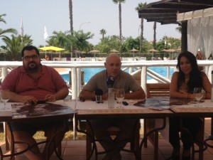 Fernando, manager de la cantante, Emilio Bogarín y Lya en Islantilla.